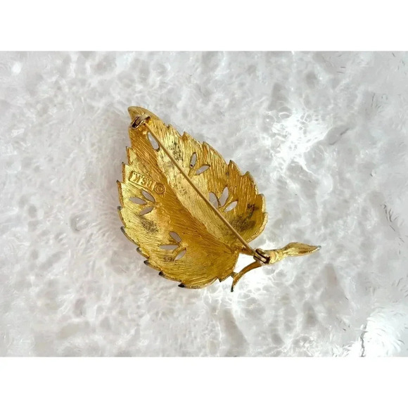 BSK Signed Gold Toned Leaf | Foliage | Autumn Cutout 80's Vintage Brooch Pin - Picture 2 of 7